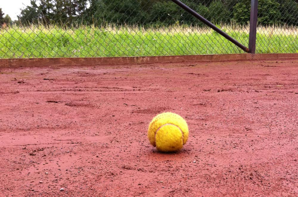Tennisboll på tennisplanen